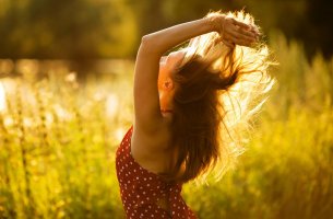 Mujer feliz al aire libre