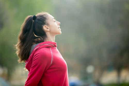 Mujer haciendo mindfulness deportivo