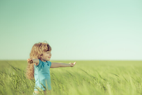 Meisje dat door het veld loopt