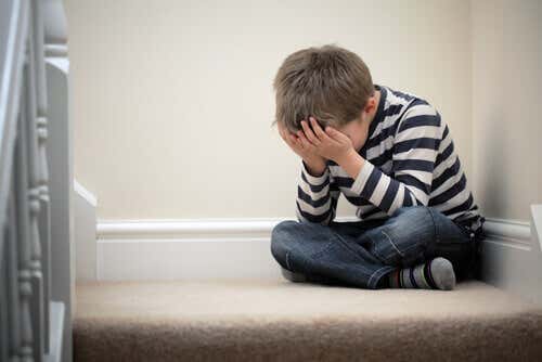 Niño que sufre bullying llorando