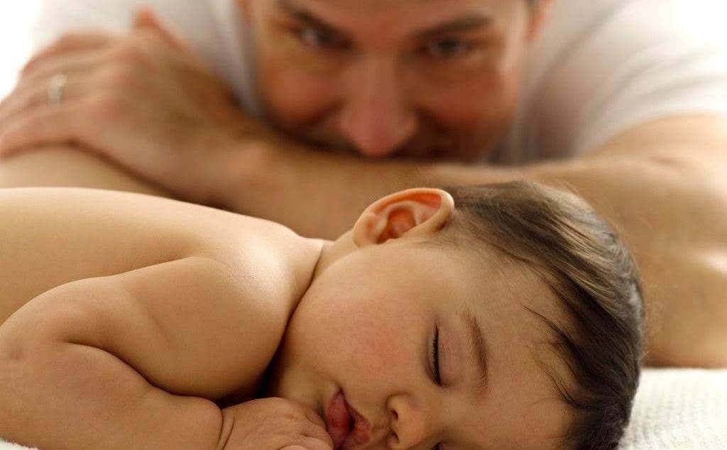 Padre mirando a un bebé en fase subconsciente