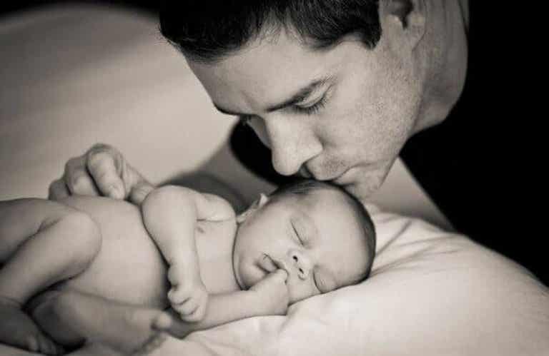 El papá que cuida al bebé no "ayuda", ejerce la paternidad