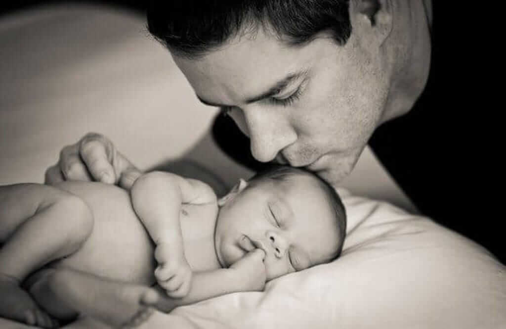 Padre ejerciendo su paternidad