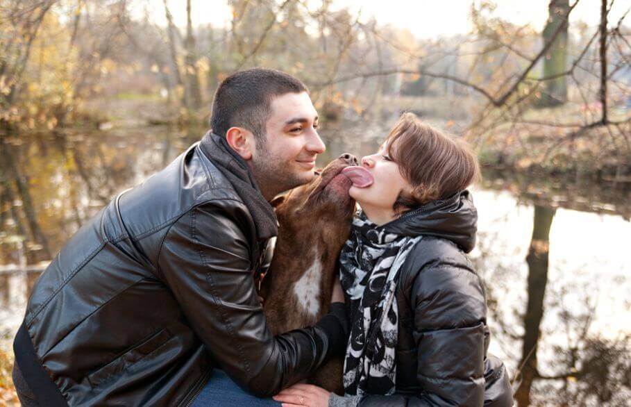 Pareja con perro