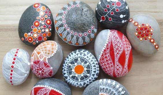 piedras pintadas simbolizando los rituales para vencer la ansiedad