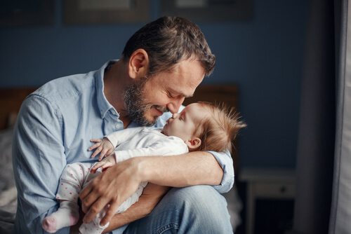 El papá que cuida al bebé no 