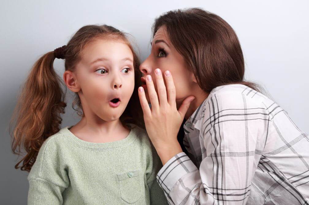 Mama en kind trekken gekke bekken