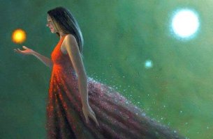 Mujer con luz en la mano
