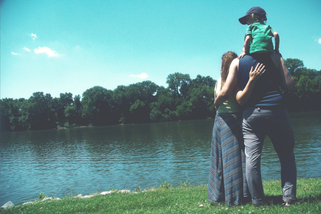familia feliz junto al lago