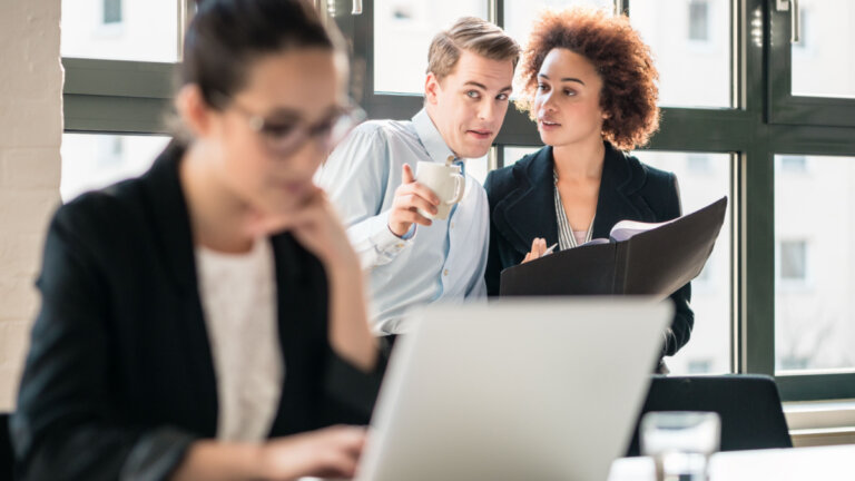 Las confidencias no se regalan a los traficantes de chismes