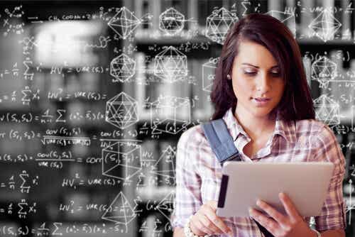 Mujer con programa de matemáticas