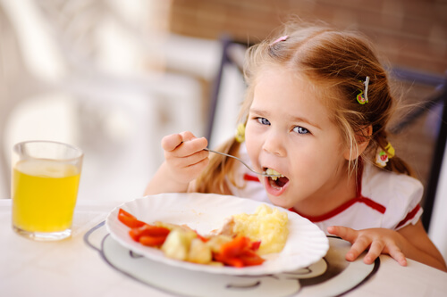 Niña comiendo