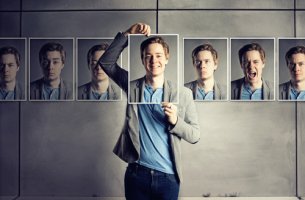 Hombre con varias caras mostrando emociones