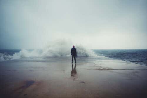 Hombre frente al mar que sabe vivir sin miedo