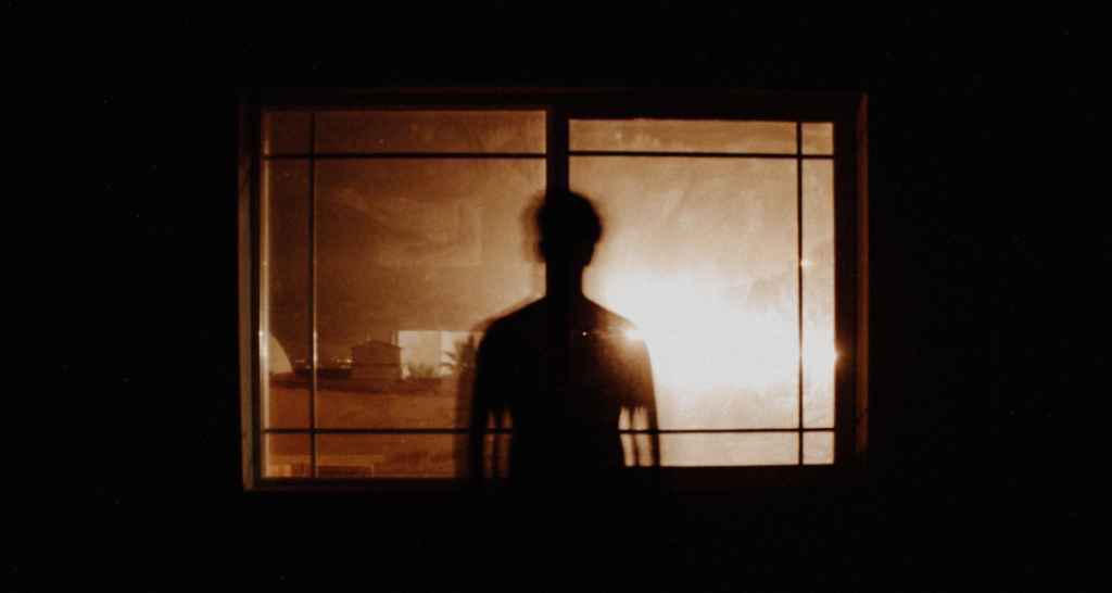 Hombre mirando a través de una ventana