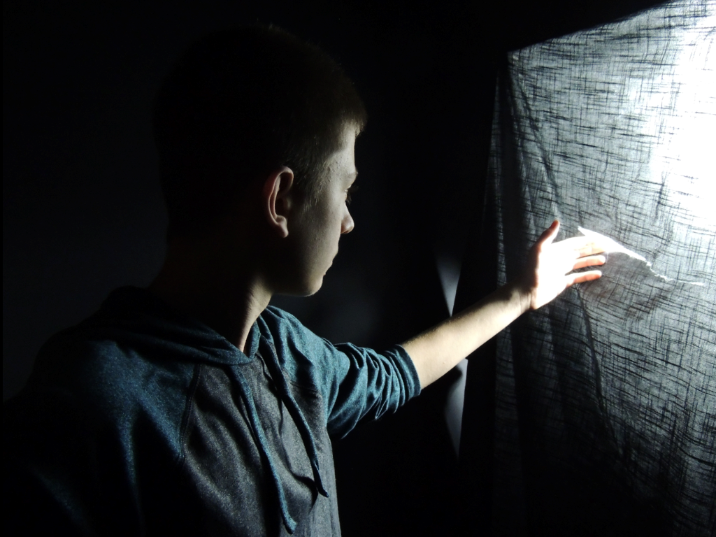 Hombre mirando por una ventana