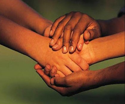 Estar con personas, y no por encima de ellas, nos hace mejores