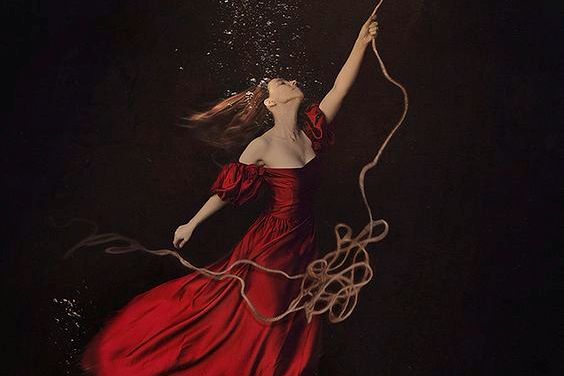 Mujer agarrada a una cuerda