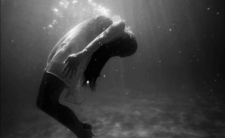 Mujer bajo el agua
