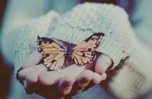 Mano con mariposa simbolizando emociones