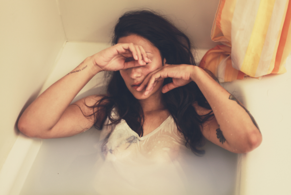 Mujer llorando porque sufre conflictos