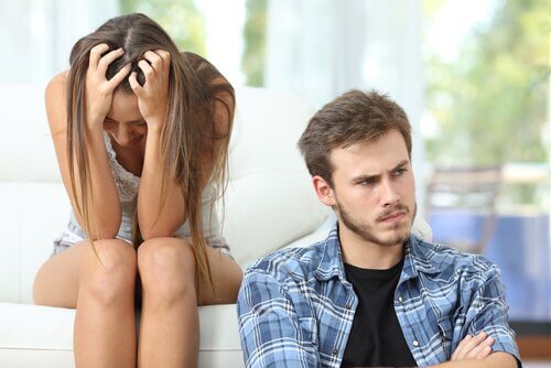 Pareja enfadada mostrando una fuerte emoción