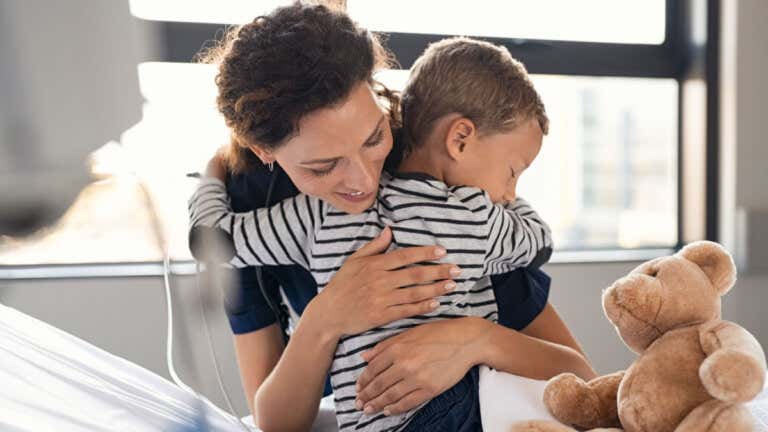 ¿Qué beneficios aporta intervenir desde el apoyo emocional a los niños hospitalizados?