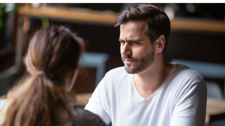 ¿Por qué hay personas de las que desconfiamos sin conocerlas?