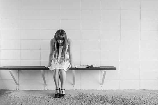 chica con dolor y triste