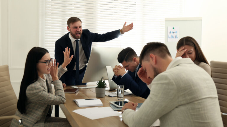 El Informe Deloitte: trabajadores abrumados por jefes incompetentes