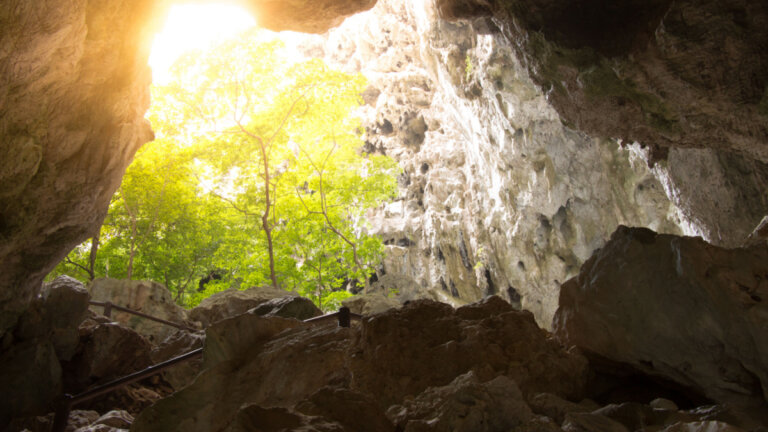 El mito de la caverna de Platón: la dualidad de nuestra realidad