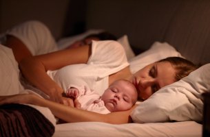 Familia durmiendo junta