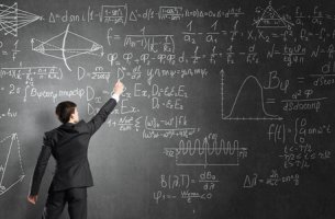 Hombre escribiendo en la pizarra