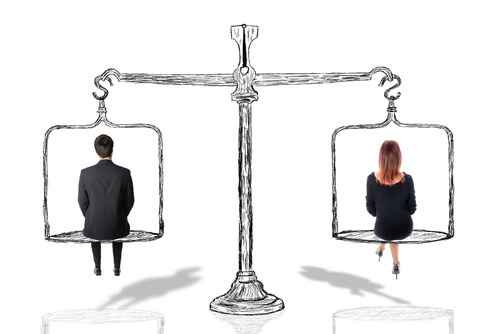 Hombre y mujer en una balanza