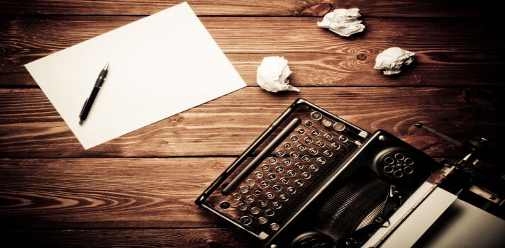 Máquina de escribir con hoja en blanco