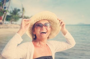 Mujer feliz de mediana edad