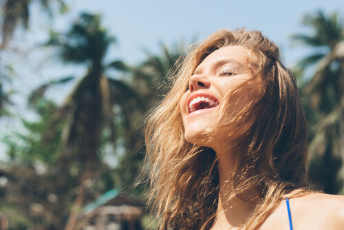 Mujer feliz sintiendo alegría