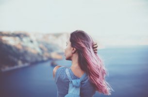 Mujer mirando al mar
