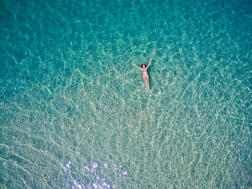 Mujer sumergida en el mar