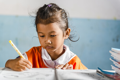 Niña en cole