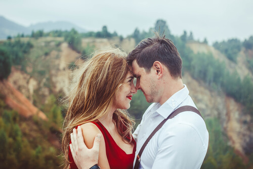 Pareja mirándose a los ojos