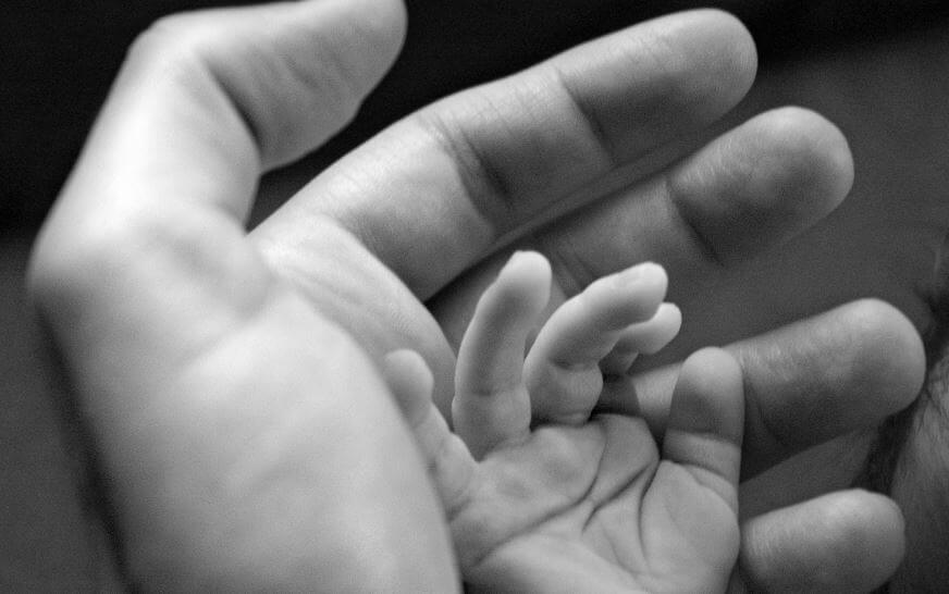 Manos unidas de padres e hijos Manos unidas de padres e hijos