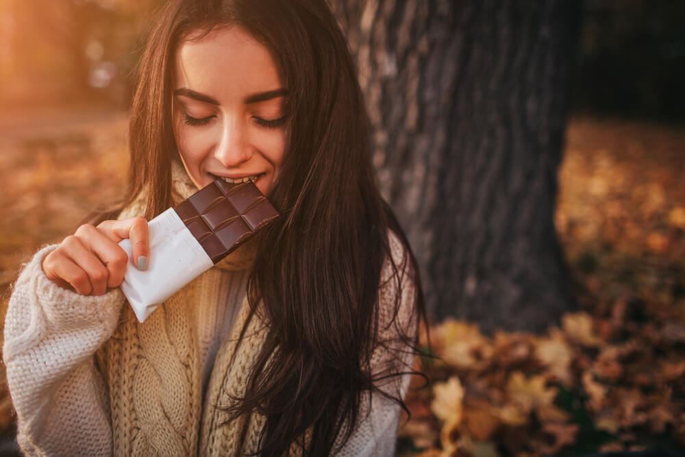 Mujer comiendo chocolate