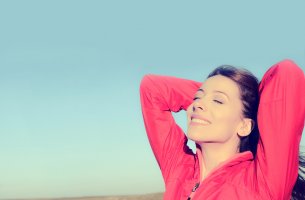 Mujer feliz echándose el pelo hacia atrás