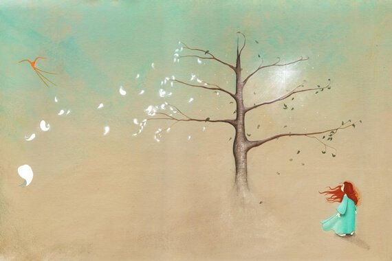 Mujer junto a un árbol