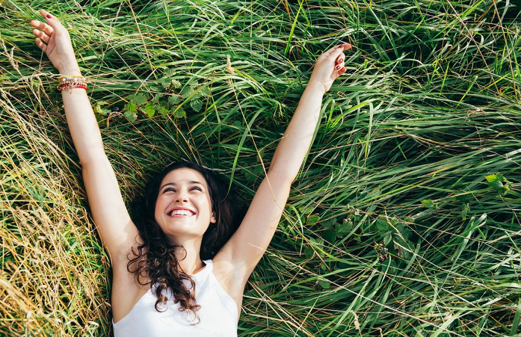 Femme allongée sur le terrain heureuse