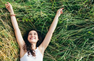 Mujer tirada en el campo feliz