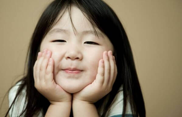 Niña sonriendo representando las frases para las personas altamente sensibles (PAS)