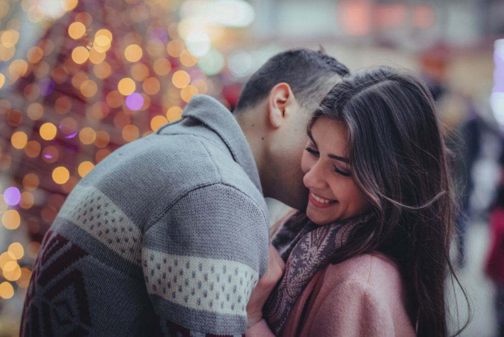 Pareja abrazándose