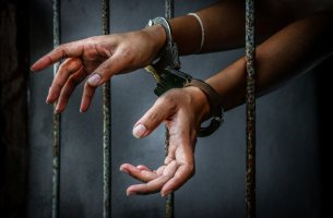 Manos esposadas simbolizando el dilema del prisionero